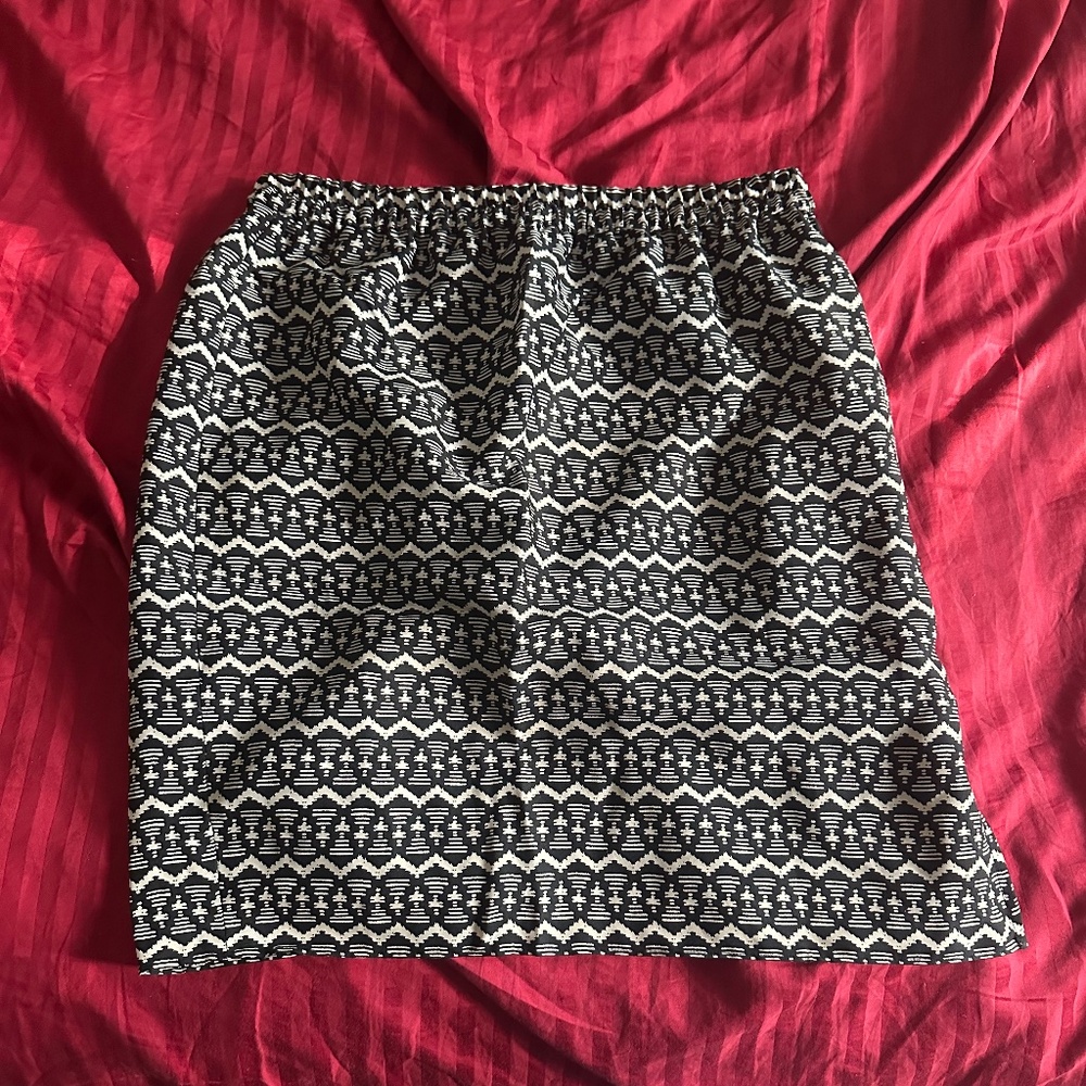 LOFT Black & White Geometric Print Elastic Waist Skirt Size Small Petite